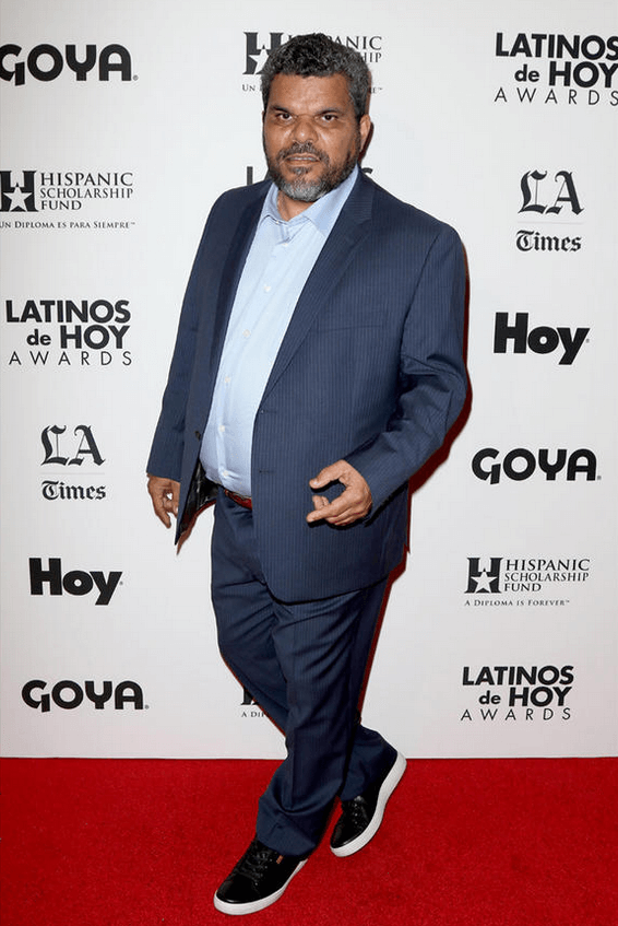 Actor Luis Guzman in front of a step and repeat for the Latinos de Hoy Awards
